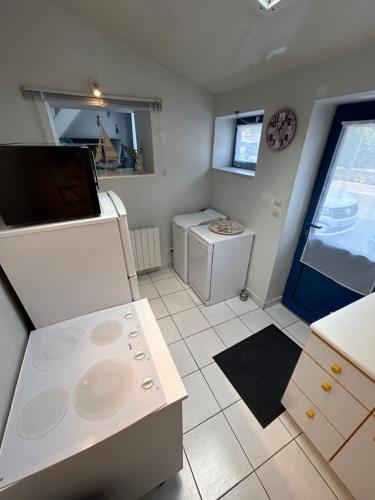 a small bathroom with a sink and a washing machine at Sweet'Nest Dinard - Le Charme Breton in Dinard