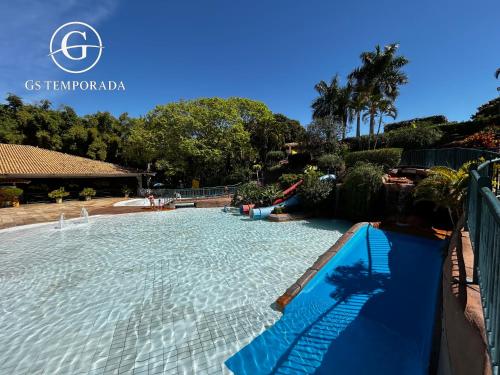 a large swimming pool in a resort at Spazzio diRoma com acesso ao Acqua Park in Caldas Novas
