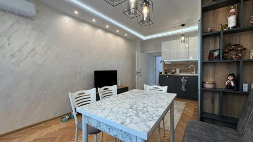 a kitchen and dining room with a table and chairs at Просторен Апартамент Захариеви in Veliko Tŭrnovo
