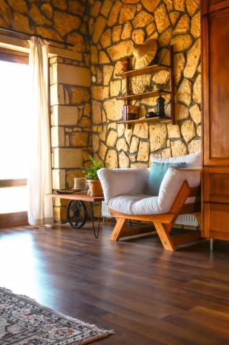 Ruang duduk di Top Floor in a Farmhouse in Efil, Çanakkale