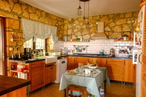 Dapur atau dapur kecil di Top Floor in a Farmhouse in Efil, Çanakkale