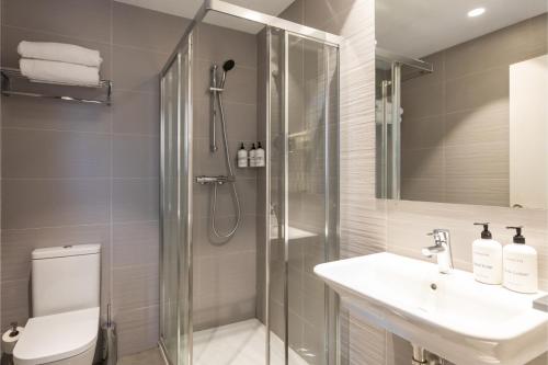 a bathroom with a shower and a sink and a toilet at Colectia Hotel Urumea in Donostia-San Sebastián