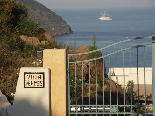 a gate with a sign that reads villa needles at Villa Hermes Case Vacanza in Lipari