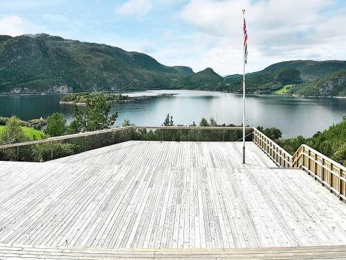Una gran terraza de madera con vista a un lago. en 8 person holiday home in Sundlandet, en Snildal