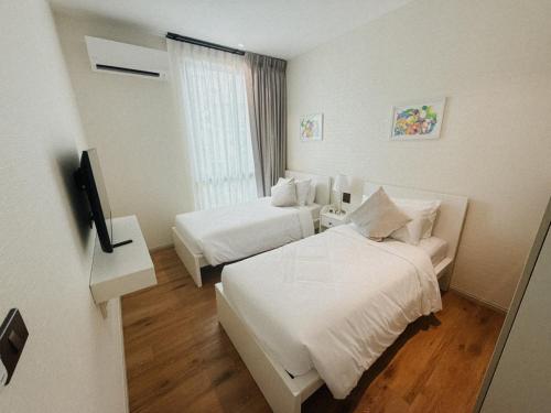 Katil atau katil-katil dalam bilik di FAMILY HOMES HALO, brand new 2-bedroom Apartment with Pool Access