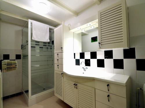 Un baño de Holiday Home in La Roche en Ardennes