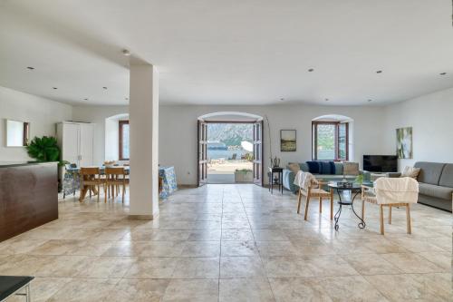 Gallery image of Waterfront Palace apartment by MN Property in Kravlja