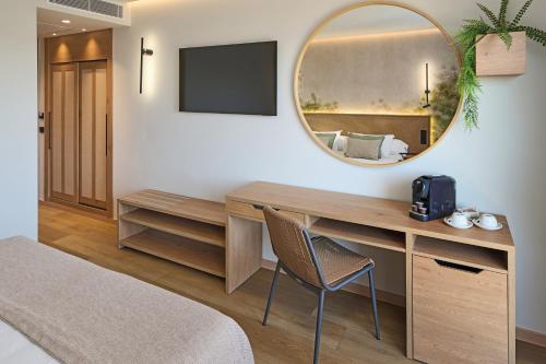 Μια τηλεόραση ή/και κέντρο ψυχαγωγίας στο Grupotel Cala Marsal Nature Hotel - New Reopening 2025