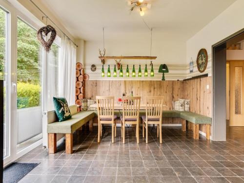 a dining room with a table and chairs at Ferienwohnung in der Nähe von Skipisten in Winterberg