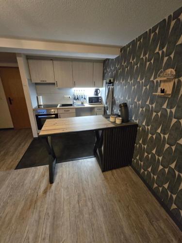 una cocina con una mesa en el medio. en M&D ISKA VERMIETUNG w3, en Heide