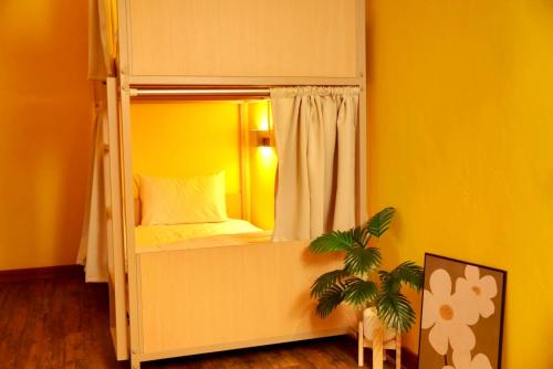 Postel nebo postele na pokoji v ubytování Bed & Beach Hostel Karon