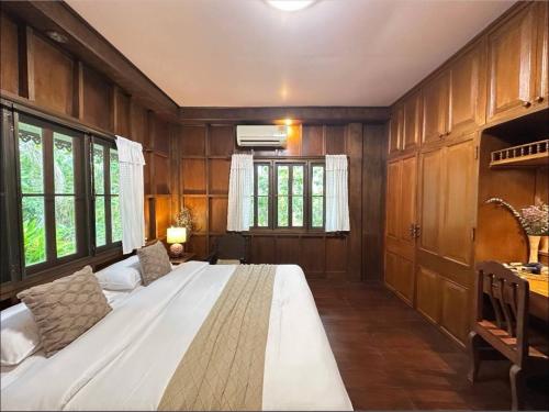 Postel nebo postele na pokoji v ubytování Thai wooden house near the pond Mountain View Chiang mai