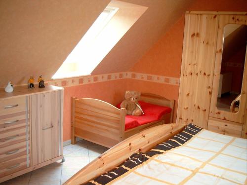 ein Teddybär auf einem Bett in einem Schlafzimmer in der Unterkunft Ferienwohnung Usedom Ostseebad Zempin in Zempin