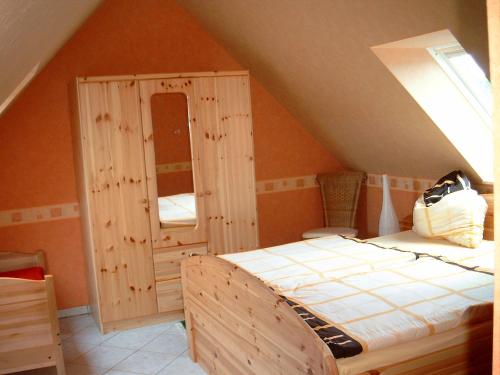 Schlafzimmer mit einem Bett und einem Holzschrank in der Unterkunft Ferienwohnung Usedom Ostseebad Zempin in Zempin
