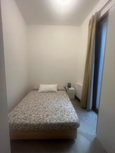 a small bedroom with a bed and a window at Parva Domus Traiana in Benevento