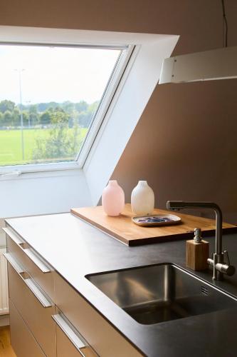 a kitchen with a sink and a window at Luxuriöse Ferienwohnung mit 3 Schlafzimmern in Tremsbüttel