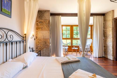 a bedroom with a large white bed in a room at Casa de Trillo Galitrips in Rego de Santa Marina