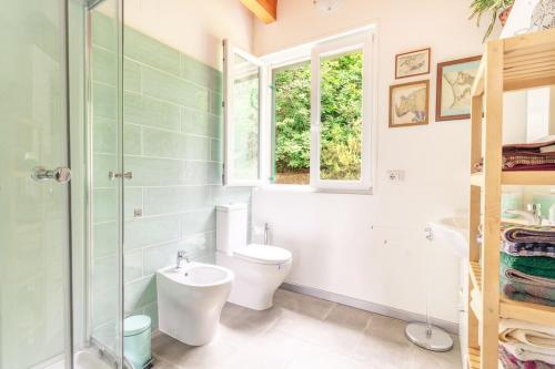 a bathroom with a toilet and a shower and a sink at 8 beds- surrounded by greenery with parking in Uscio