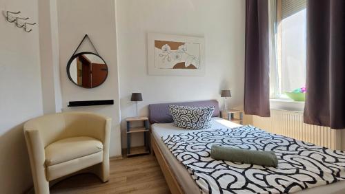 Postel nebo postele na pokoji v ubytování ELENA flat Orchidee Duisburg Zentrum