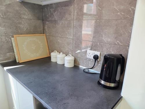 Příslušenství pro přípravu čaje a kávy v ubytování Ensuite Bedrooms, central Ipswich, close to park