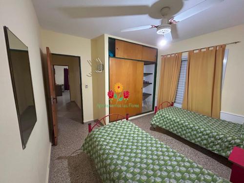 Cama o camas de una habitación en Apartamentos Las Flores