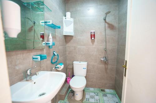 Un baño con inodoro, lavabo y ducha. en Ocean View and Fast Wifi, en Tánger