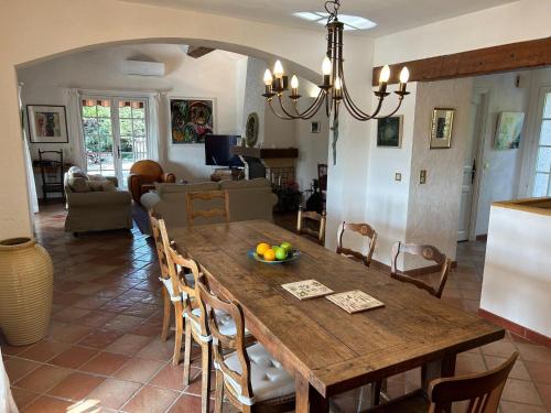 een eetkamer en een woonkamer met een houten tafel bij Holiday Home in Lorgues with Pool in Lorgues