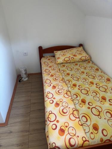 Ein Bett oder Betten in einem Zimmer der Unterkunft Apartman Brod