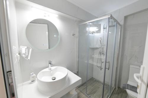 Et badeværelse på Atlantis Suites and Rooms Nikiti