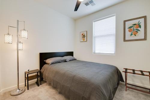 un dormitorio con una cama y una ventana en Community Perks Executive Chandler Townhome, en Chandler