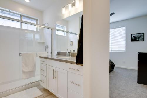 Un baño blanco con lavabo y espejo. en Community Perks Executive Chandler Townhome, en Chandler