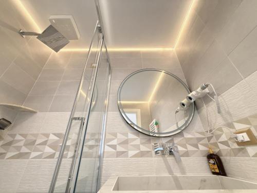 a bathroom with a shower and a mirror at Luxe roma in Rome