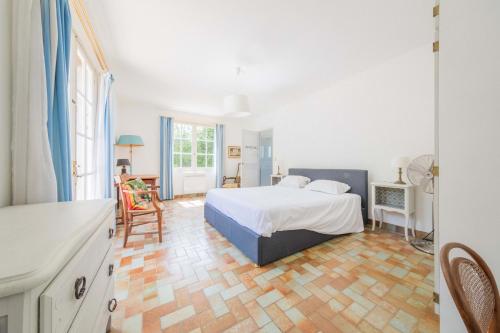 Un pat sau paturi într-o cameră la Maison entre lot et Correze panorama exceptionnel
