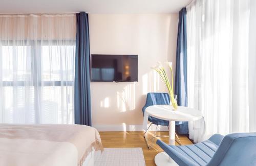 Batumi Black Sea View Aparthotelにあるテレビまたはエンターテインメントセンター