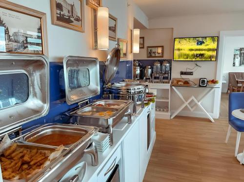 Batumi Black Sea View Aparthotelにあるキッチンまたは簡易キッチン