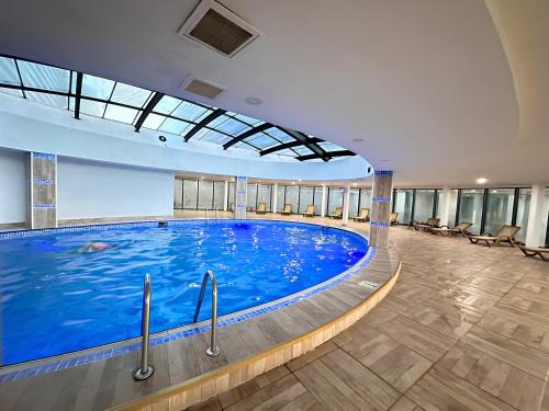Batumi Black Sea View Aparthotelの敷地内または近くにあるプール