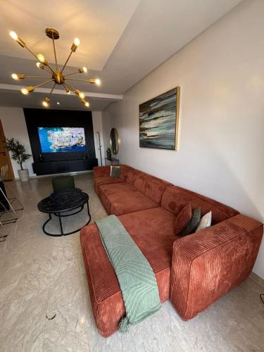 TV a/nebo společenská místnost v ubytování Luxueux appartement entre Gueliz et l'Hivernage avec WIFI