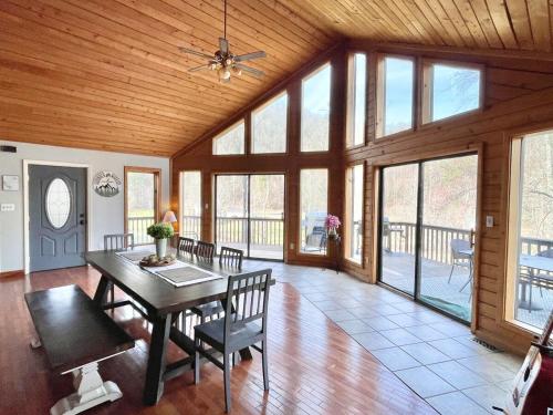 Φωτογραφία από το άλμπουμ του Wounded Warrior Cabin at Grey Valley σε Robbinsville