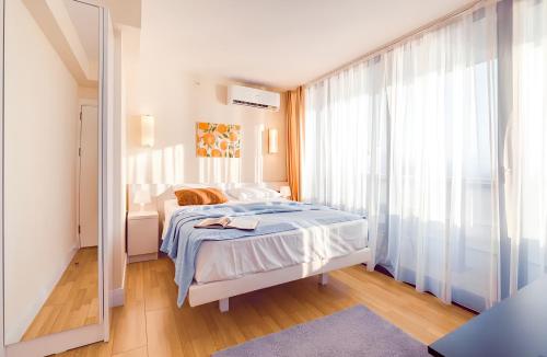 Batumi Black Sea View Aparthotelにあるベッド