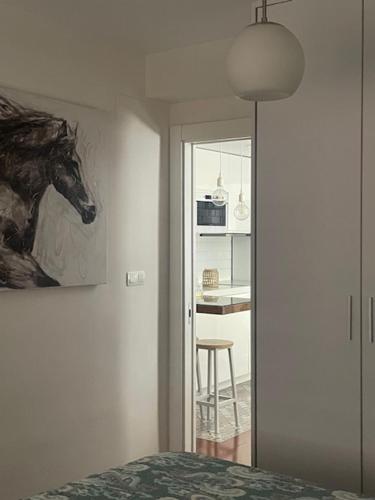 ein Schlafzimmer mit einem Gemälde eines Pferdes an der Wand in der Unterkunft Primavera Congresos in Granada