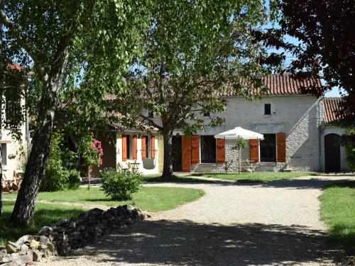 an external view of the house and trees at Holiday Home in Saint-Jean near Loire Castles in Frontenay-sur-Dive