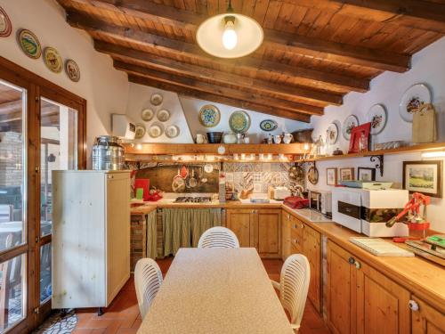 Kuchyň nebo kuchyňský kout v ubytování Villa in Castelbelforte near Lago di Garda