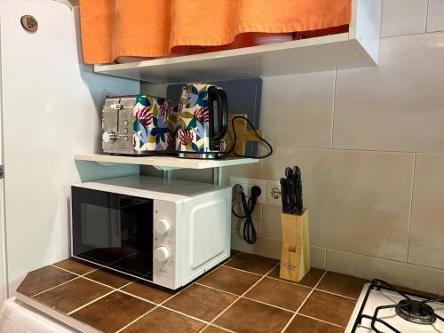a microwave oven sitting on top of a kitchen floor at Casa Rural Picón in Ocero