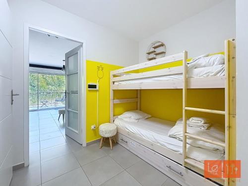 a room with two bunk beds and a doorway at La rose des vents in Wimereux