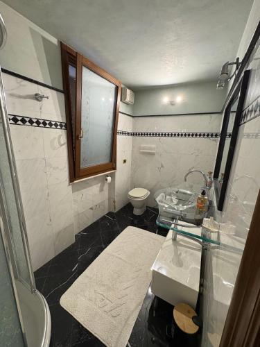un bagno con doccia, lavandino e WC di Bracchi's Room Franciacorta a Ospitaletto