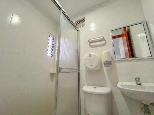 a white bathroom with a toilet and a sink at NEÓN TOLIMA - Hotel en Zona Centro de Ibagué - Recepción y Atención Digital 24H in Ibagué
