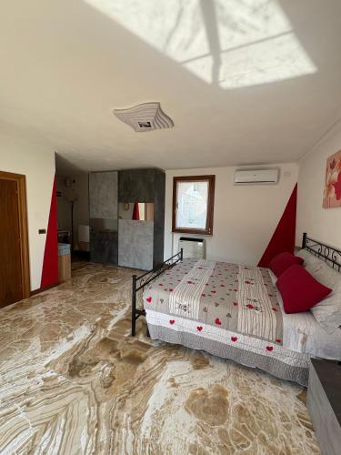 una camera da letto con un letto in una stanza di Bracchi's Room Franciacorta a Ospitaletto