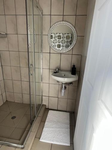 Ein Badezimmer in der Unterkunft B-Hive at Devland Room 2