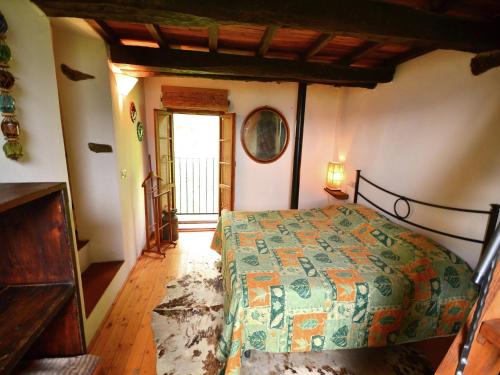 Postel nebo postele na pokoji v ubytování Cottage in Pescia with Pool and Garden