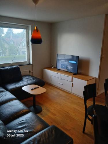 a living room with a couch and a flat screen tv at 3 sovrum 5 bäddar 5 sovplatser in Ruda